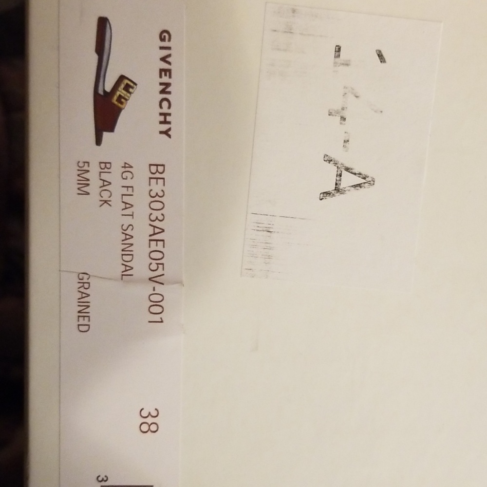 Givenchy - Picture 3 of 6